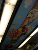 乗り込んだ特急電車にはアンパンマンの絵が天井に描かれていた